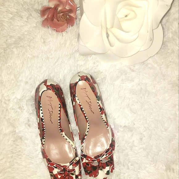 Woman's Betsy Johnson Heels 👠 - Picture 2 of 10